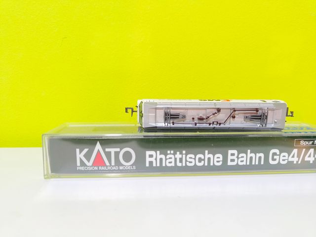 Locomotora Ge 4/4 III EMS 643 Rhb Kato N (7074062