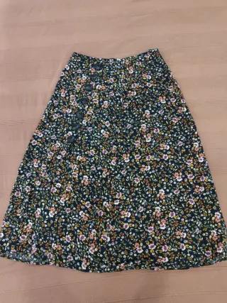 Falda Stradivarius floral negra