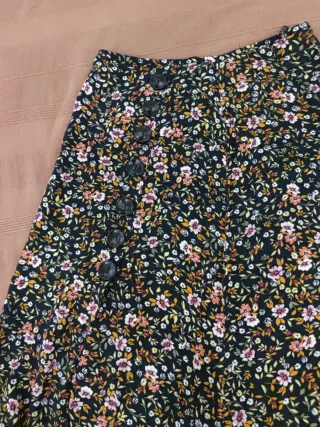 Falda Stradivarius floral negra