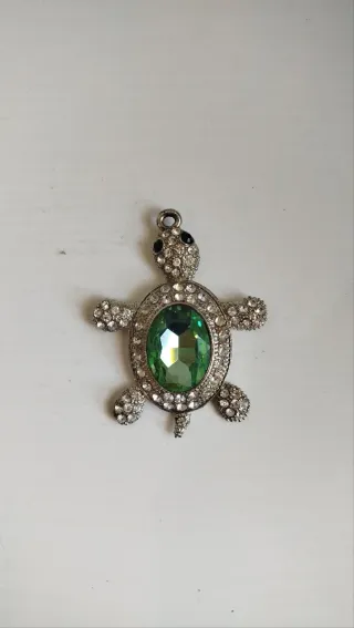 Ciondolo tartaruga con strass verdi e argento