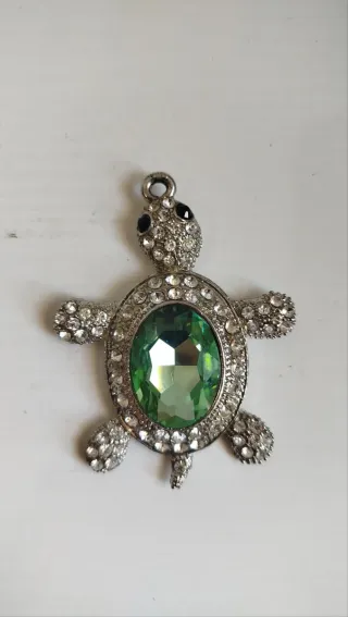 Ciondolo tartaruga con strass verdi e argento