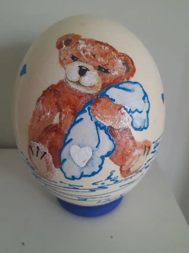 Huevo avestruz decorado oso y corazones.