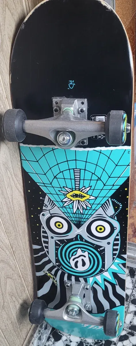 Tabla de Skateboard Negra con Diseño