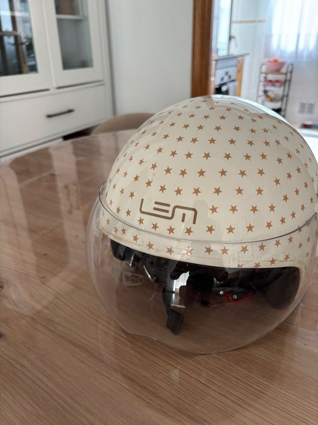 Casco LEM estrellas beige con visera talla S
