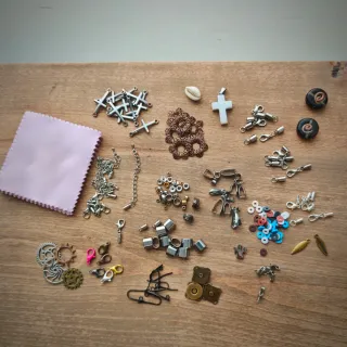 Lote bisutería y joyero madera