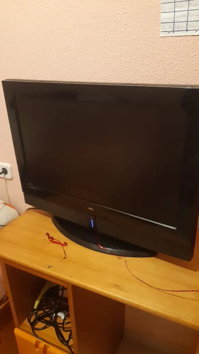 Televisión plana negra