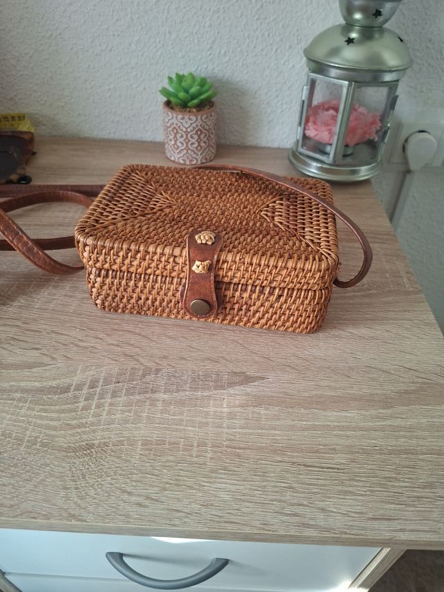 Bolso de mimbre tejido