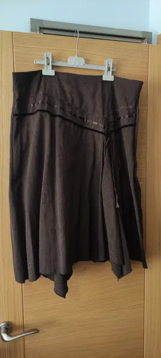 Falda marrón con detalles