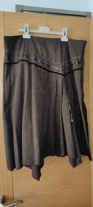 Falda marrón con detalles