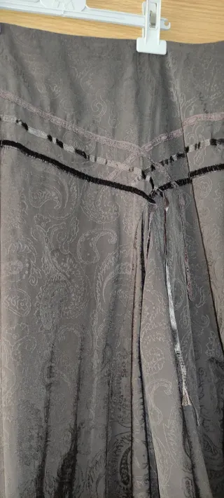 Falda marrón con detalles