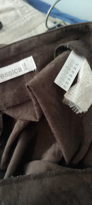 Falda marrón con detalles