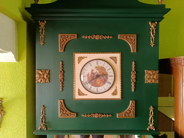 Mueble verde con detalles dorados