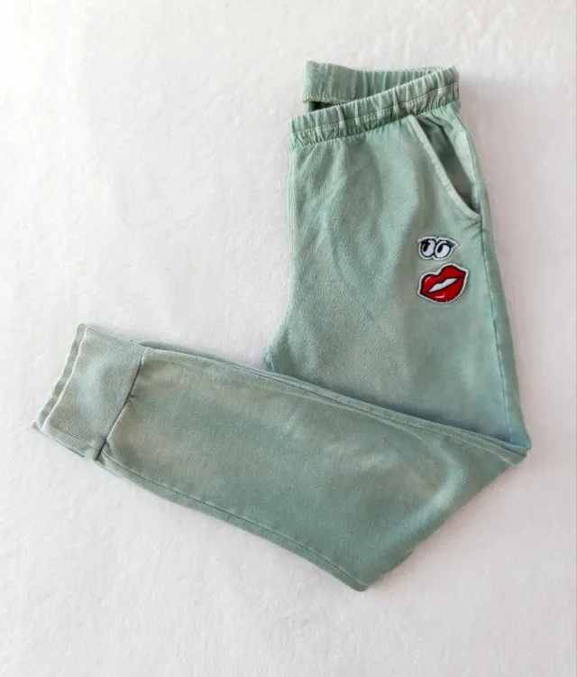 Nuovi pantaloni in cotone verde con design divertente