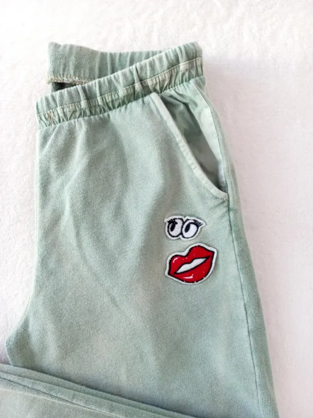 Nuovi pantaloni in cotone verde con design divertente