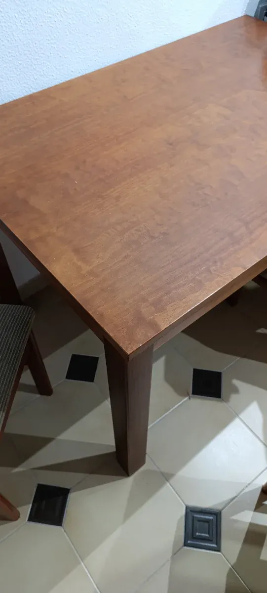Mesa de comedor de madera con 4 sillas
