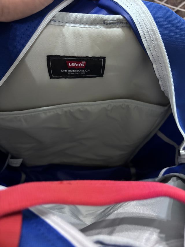 Mochila Levi's Paris y Gorra BMW Nuevas