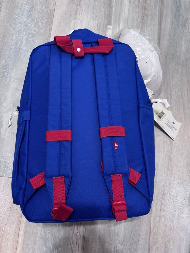 Mochila Levi's Paris y Gorra BMW Nuevas