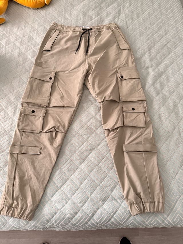 Pantalones cargo multibolsillo beige