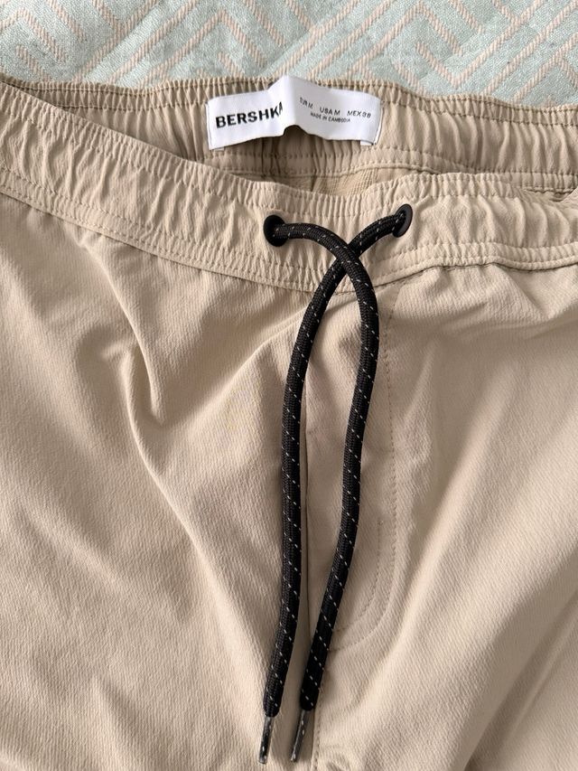 Pantalones cargo multibolsillo beige