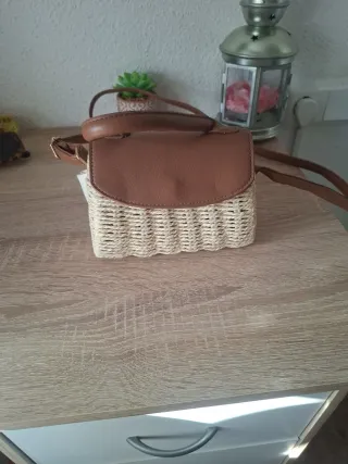 Bolso pequeño de mimbre y piel