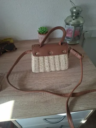 Bolso pequeño de mimbre y piel