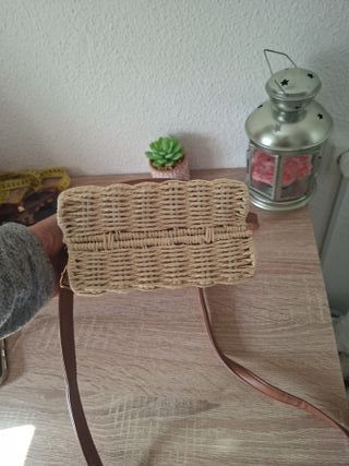 Bolso pequeño de mimbre y piel