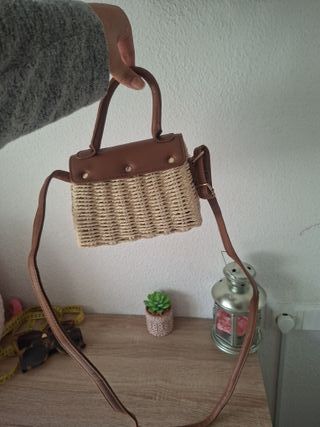 Bolso pequeño de mimbre y piel
