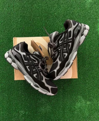 Zapatillas Asics Negras y Grises 43