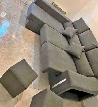 Divano chaiselongue di produzione nazionale 100%. Densità della schiuma 30KG. Tela rustica Aqualine. Varietà di colori. Gambe metalliche. Chaiselongue con arco ribaltabile.