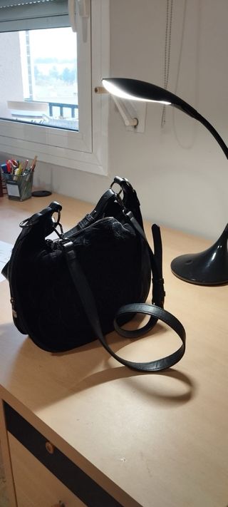 Bolso Desigual Negro con Detalles Rojos