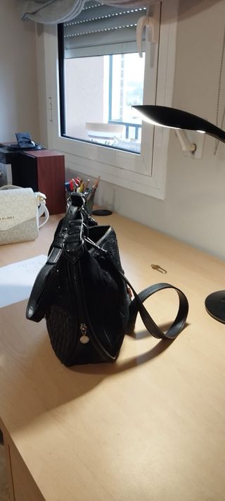 Bolso Desigual Negro con Detalles Rojos