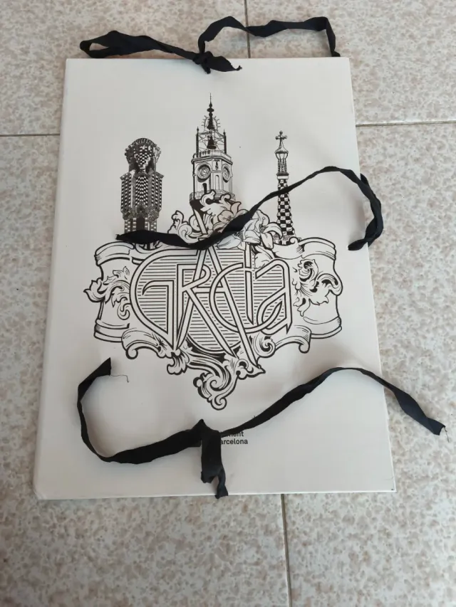 Carpeta con lastre dei Giganti di Gràcia