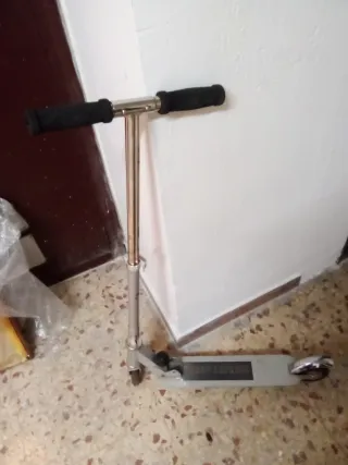 Patinete infantil plateado en perfecto estado