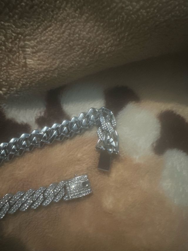 Cadena de diamantes brillantes plateada