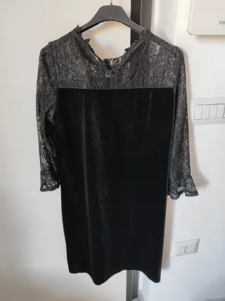 Abito nero in pizzo e velluto