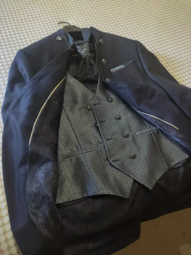 Traje de boda azul y plateado