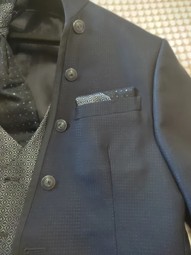 Traje de boda azul y plateado