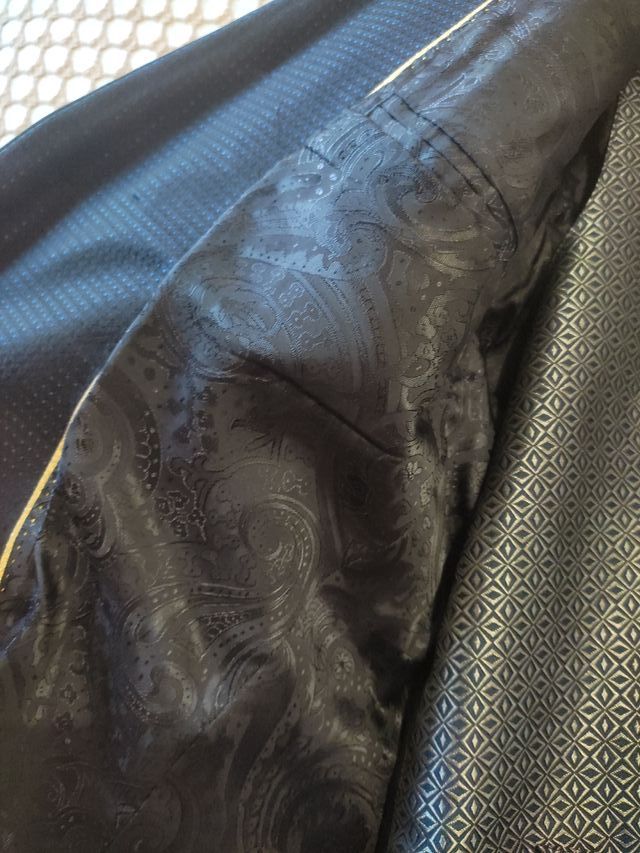 Traje de boda azul y plateado