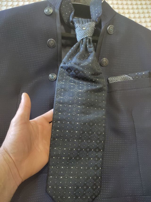 Traje de boda azul y plateado