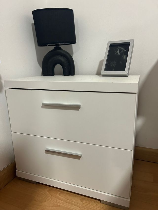 Mesitas de noche blancas y negras