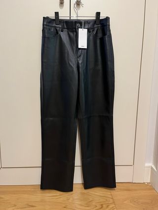 Pantalón efecto piel recto T36