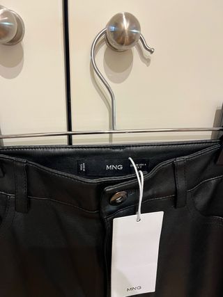 Pantalón efecto piel recto T36