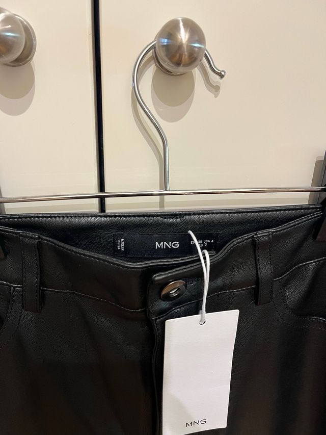 Pantalón efecto piel recto T36