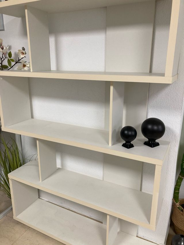 Estantería modular blanca y beige