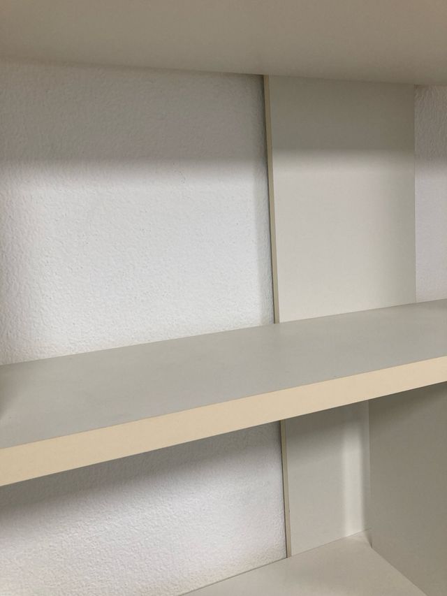 Estantería modular blanca y beige