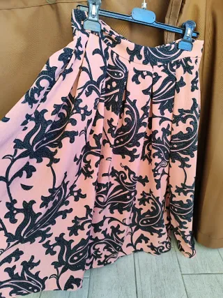 Gonna fantasia floreale rosa e nera