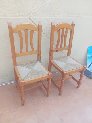 2 Sillas de madera con asiento de tela