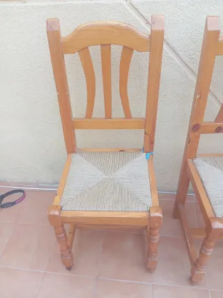 2 Sillas de madera con asiento de tela