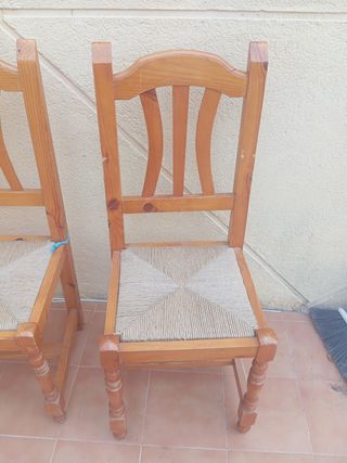 2 Sillas de madera con asiento de tela
