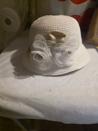 Cappellino Mayoral bianco con fiori